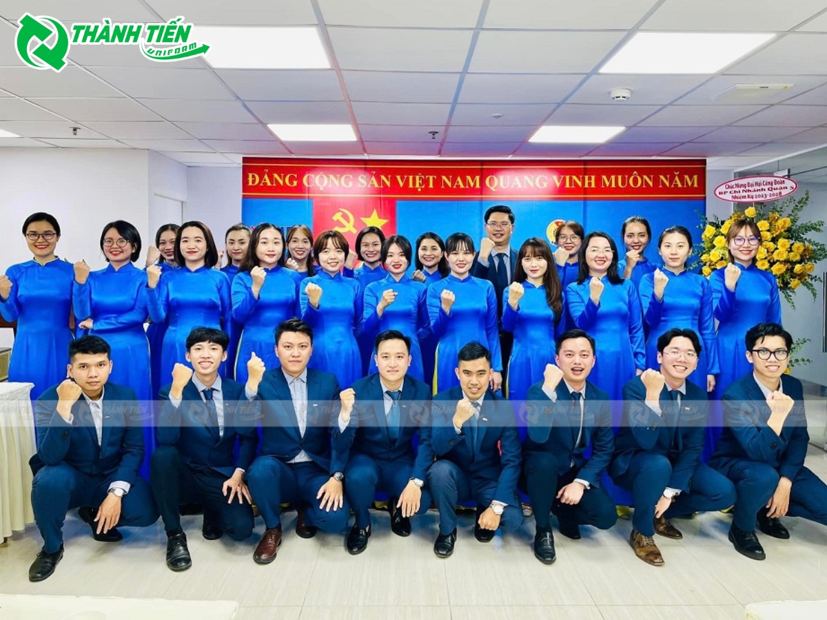 Áo dài của MB Bank vẫn giữ nét truyền thống, với màu xanh dương làm chủ đạo