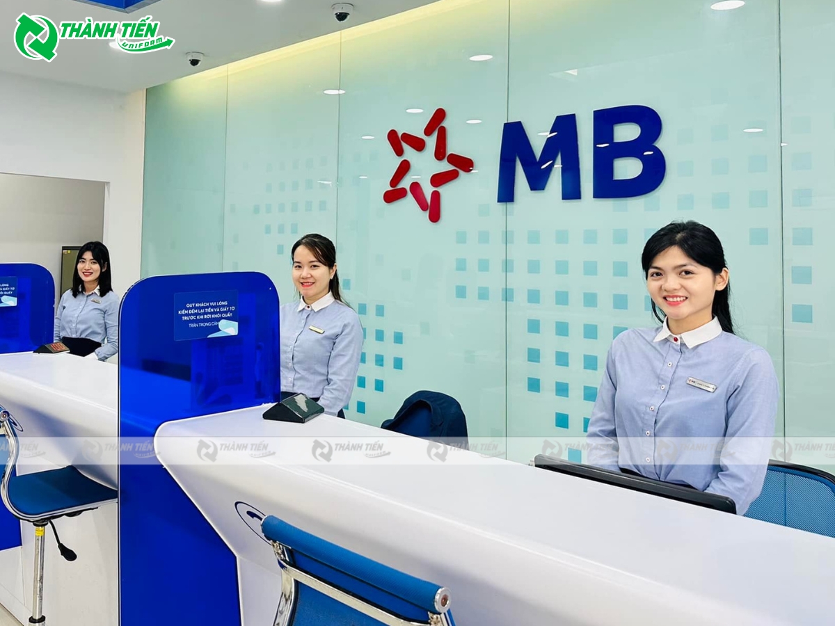 Áo sơ mi đồng phục có kiểu dáng cổ bẻ đơn giản, chủ yếu sử dụng màu xanh dương mang đến sự thanh lịch
