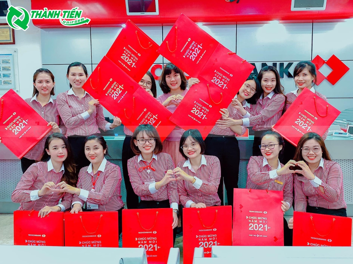 Đồng phục Techcombank với sắc đỏ trẻ trung, nổi bật