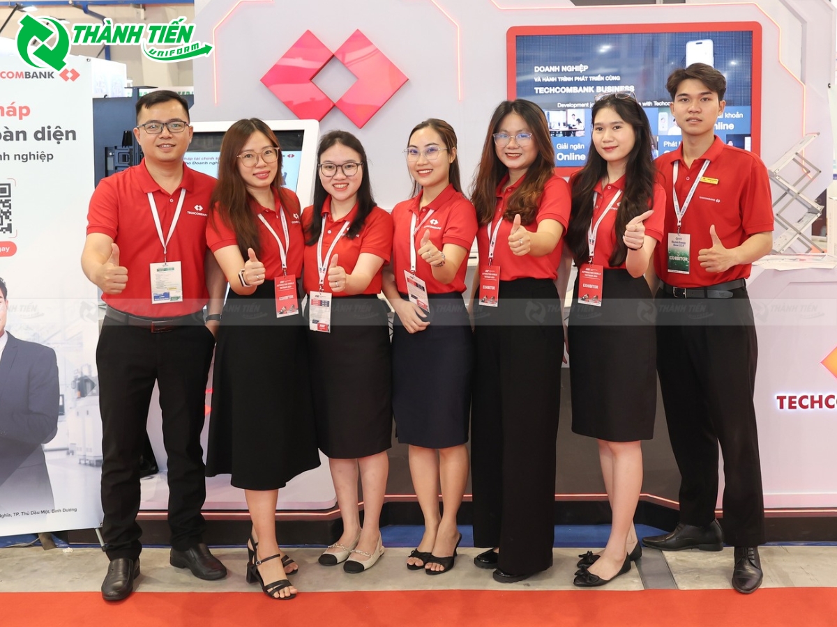 Đồng phục sử dụng màu sắc đỏ tươi giúp thương hiệu nổi bật