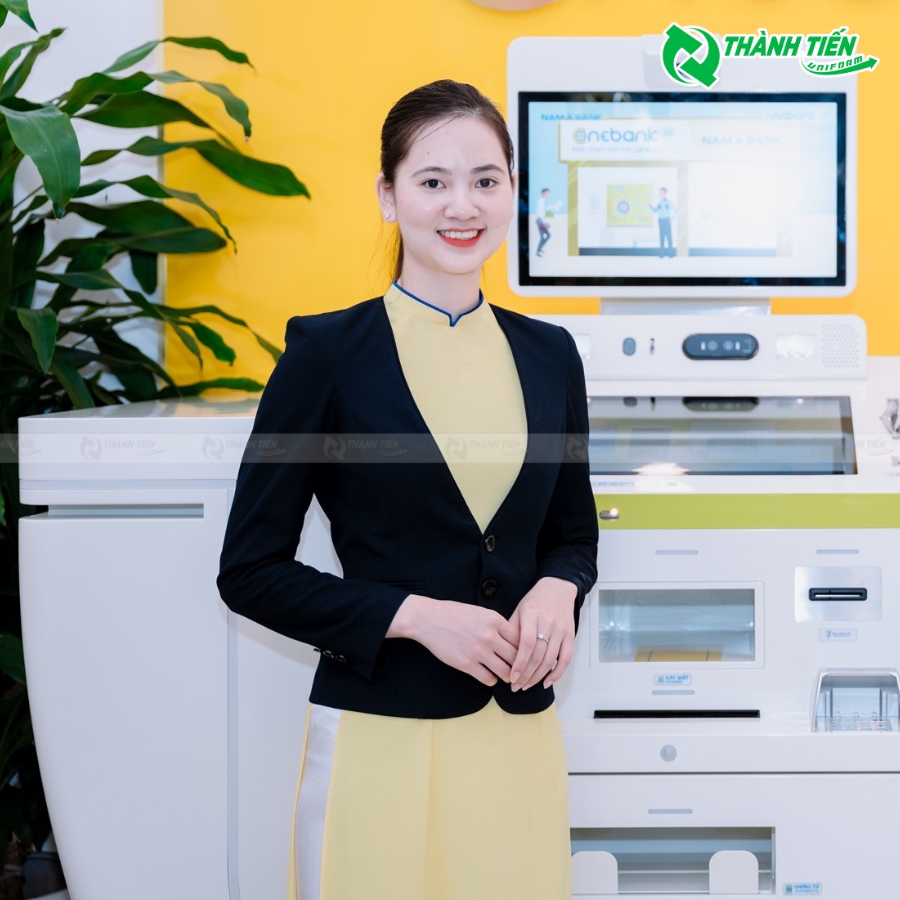 Áo dài Nam Á Bank nổi bật với màu vàng tươi