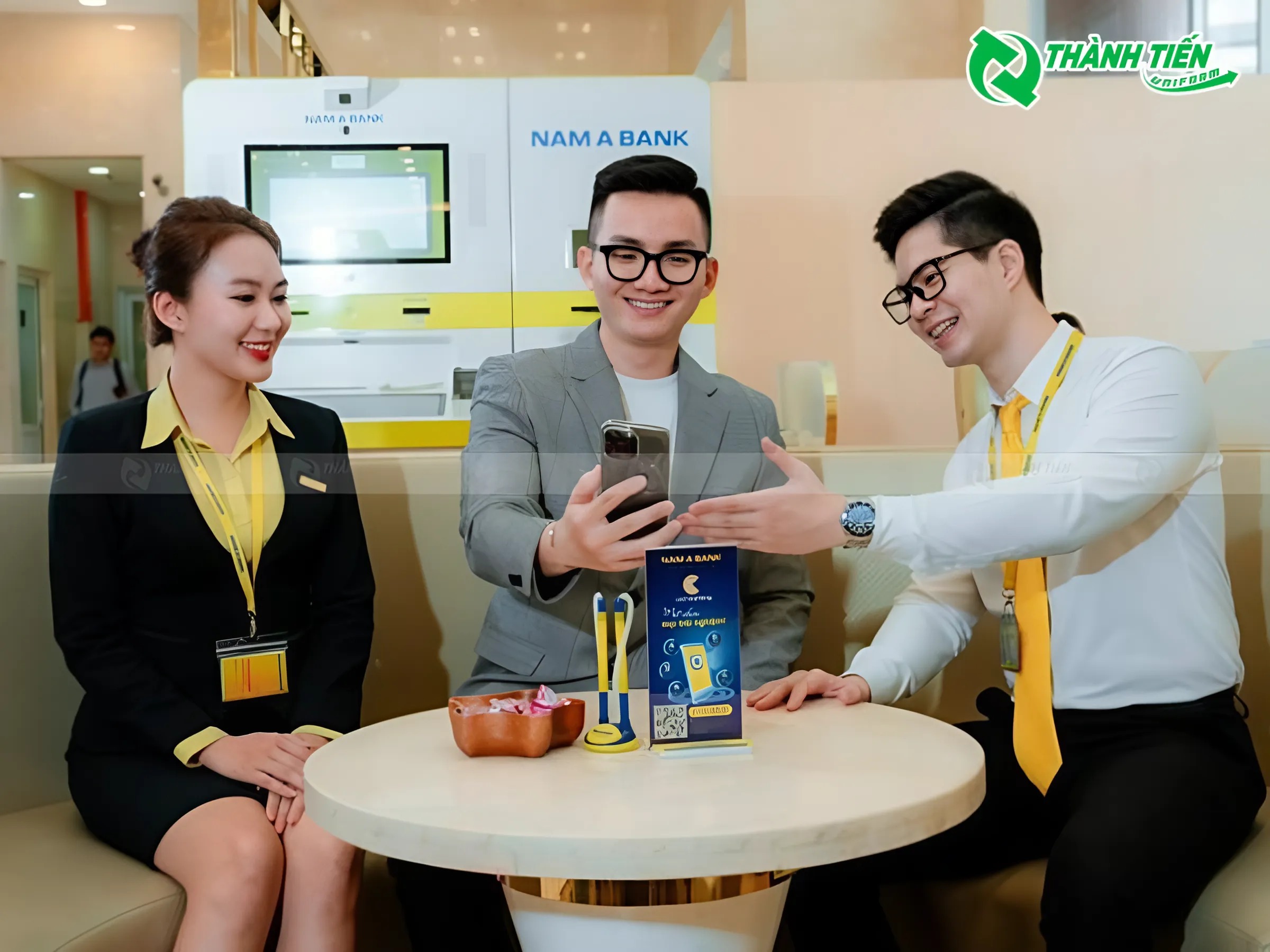 Nam Á Bank sử dụng tông màu tươi sáng giúp đồng phục nổi bật trong mắt khách hàng