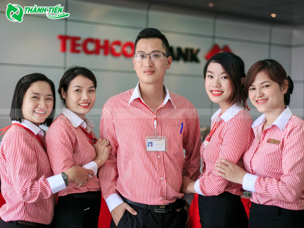 Áo sơ mi sọc đỏ kết hợp với màu trắng tạo điểm nhấn cho bộ trang phục