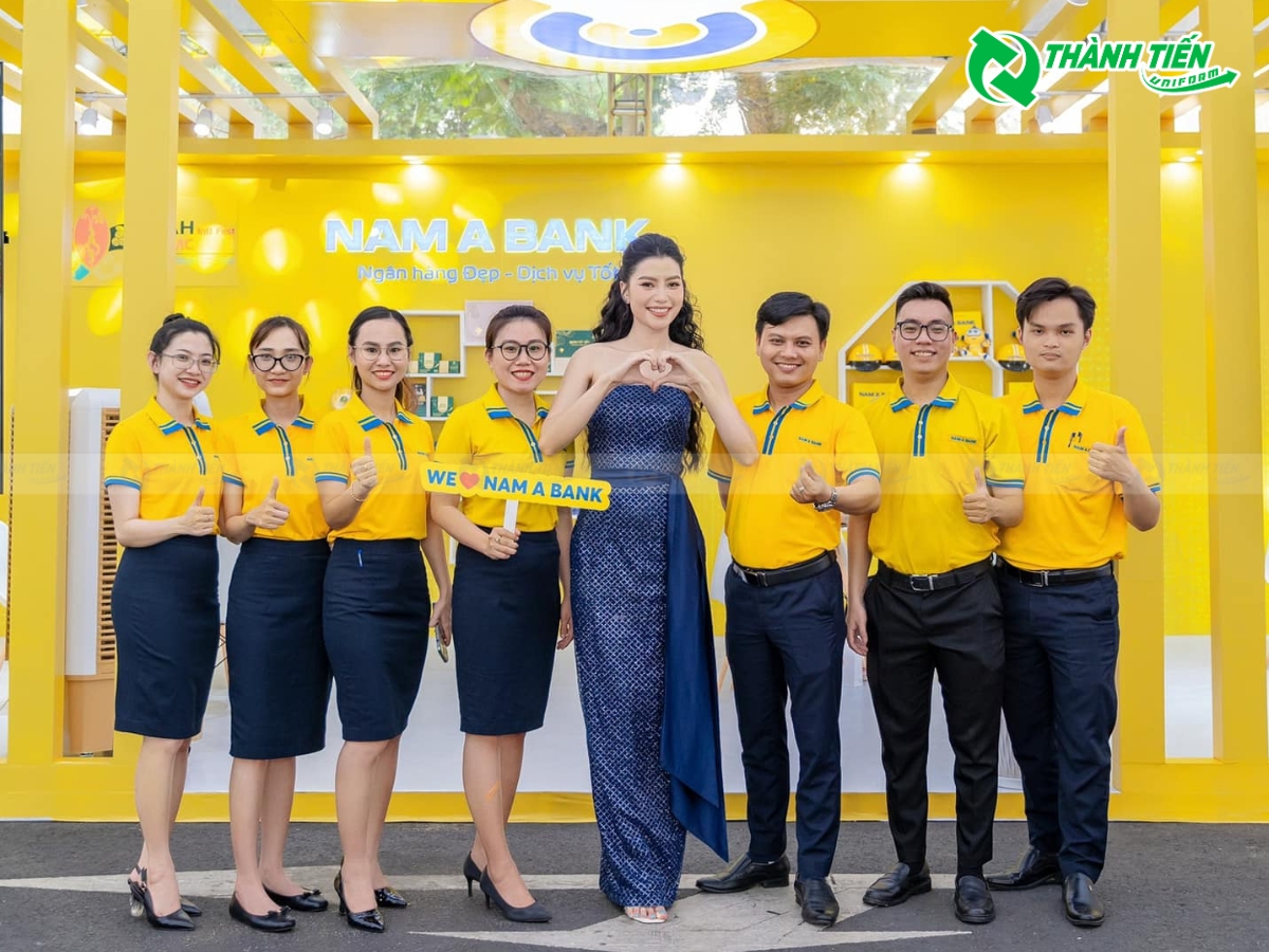 Áo thun polo Nam Á Bank màu vàng tươi thể hiện sự năng động và nhiệt huyết.