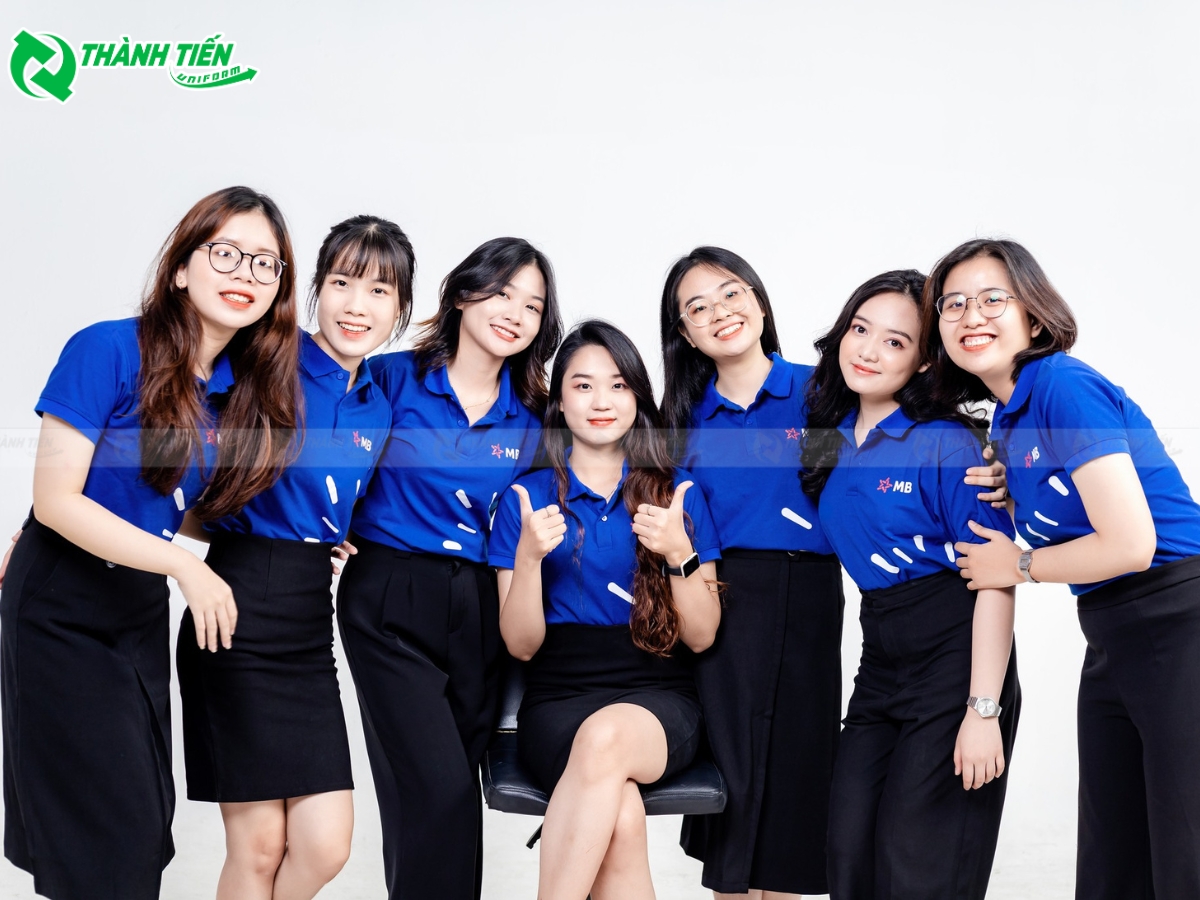 Áo thun polo MB với gam màu xanh dương tạ sư trẻ trung