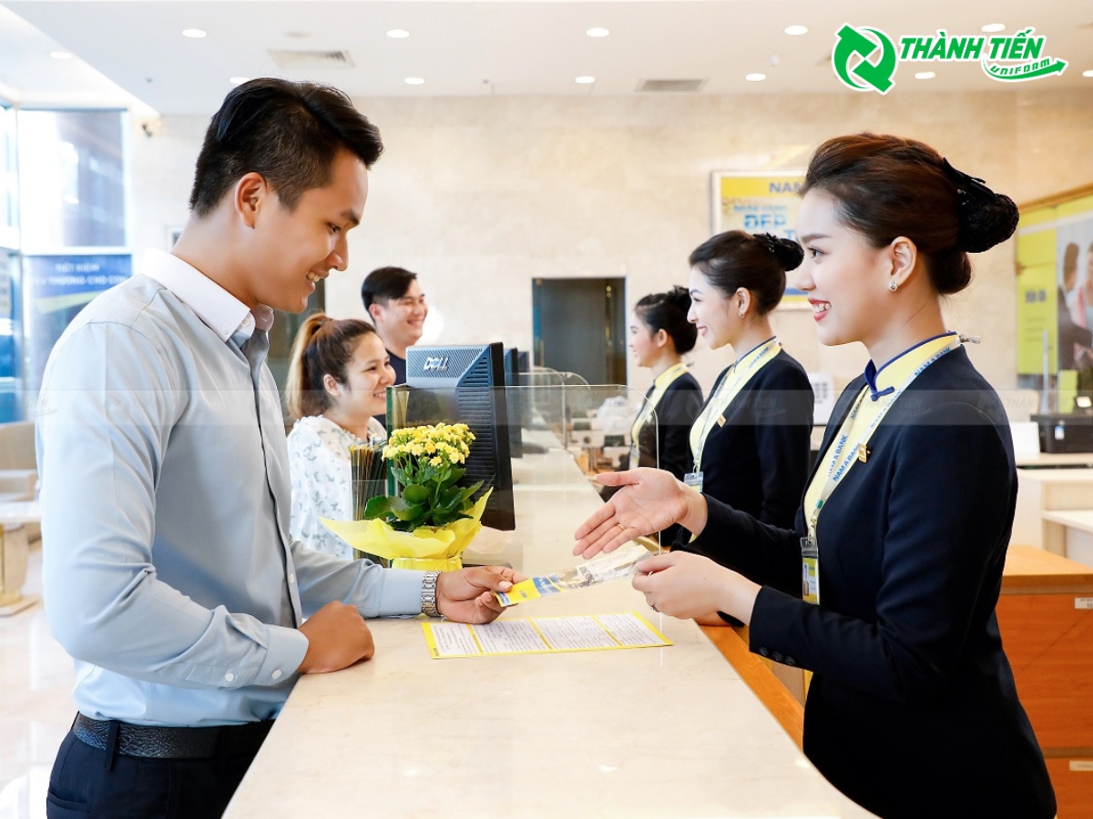 Đồng phục Nam Á Bank nổi bật với tông màu chủ đạo thương hiệu