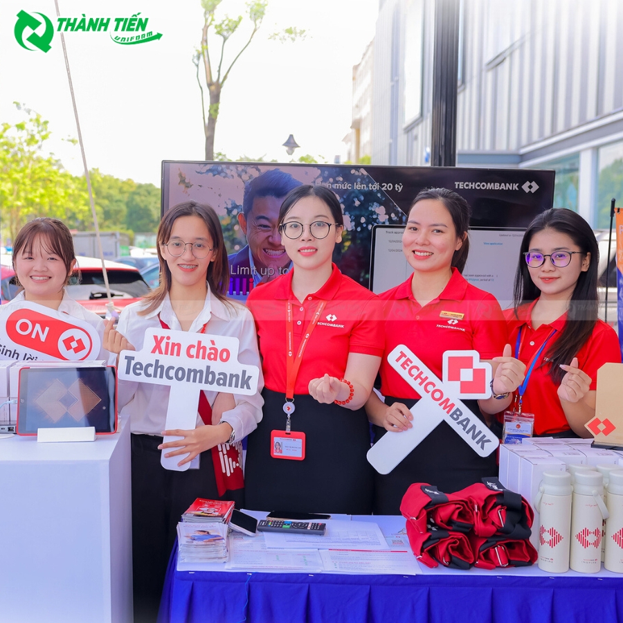 Đồng phục Techcombank với màu đỏ tươi đặc trưng