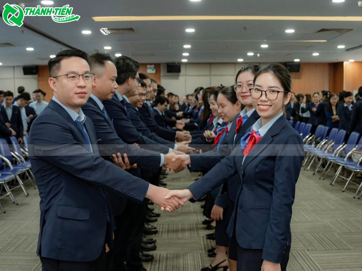 Đồng phục được thiết kế thể hiện sự chuyên nghiệp và uy tín của ngân hàng Vietinbank