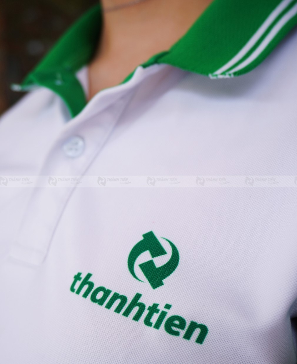 Tại xưởng sử dụng phương pháp in kỹ thuật số đảm bảo độ bền logo