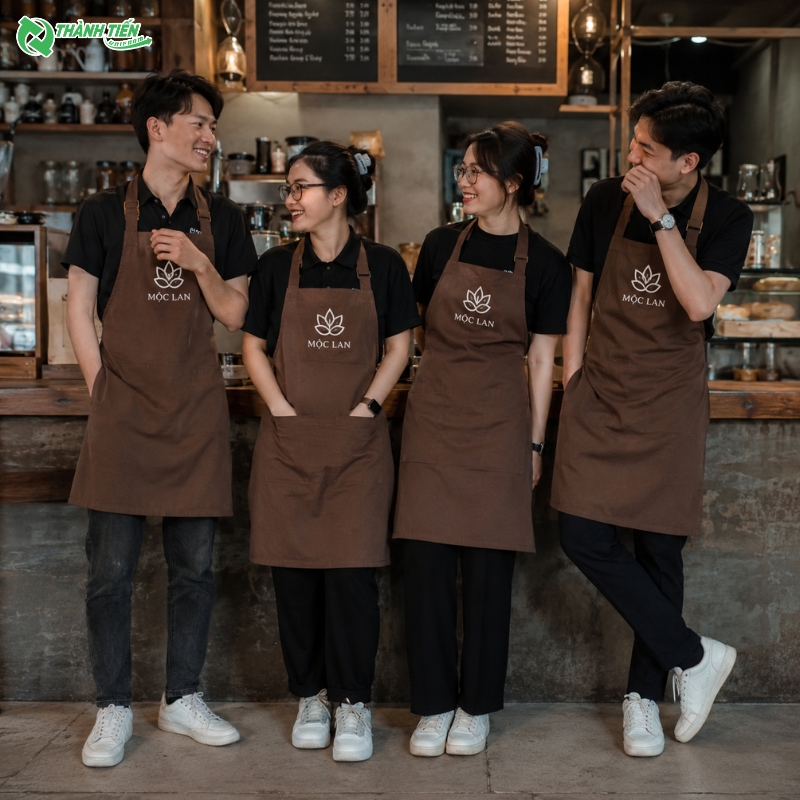 Tạp dề yếm dài màu nâu giúp bảo vệ trang phục và tăng tính chuyên nghiệp