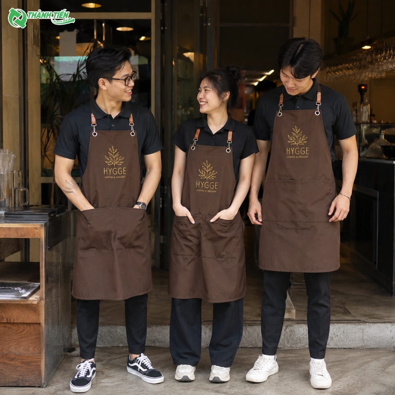 Tạp dề cafe màu nâu kết hợp dây da tạo điểm nhấn độc đáo cho thương hiệu