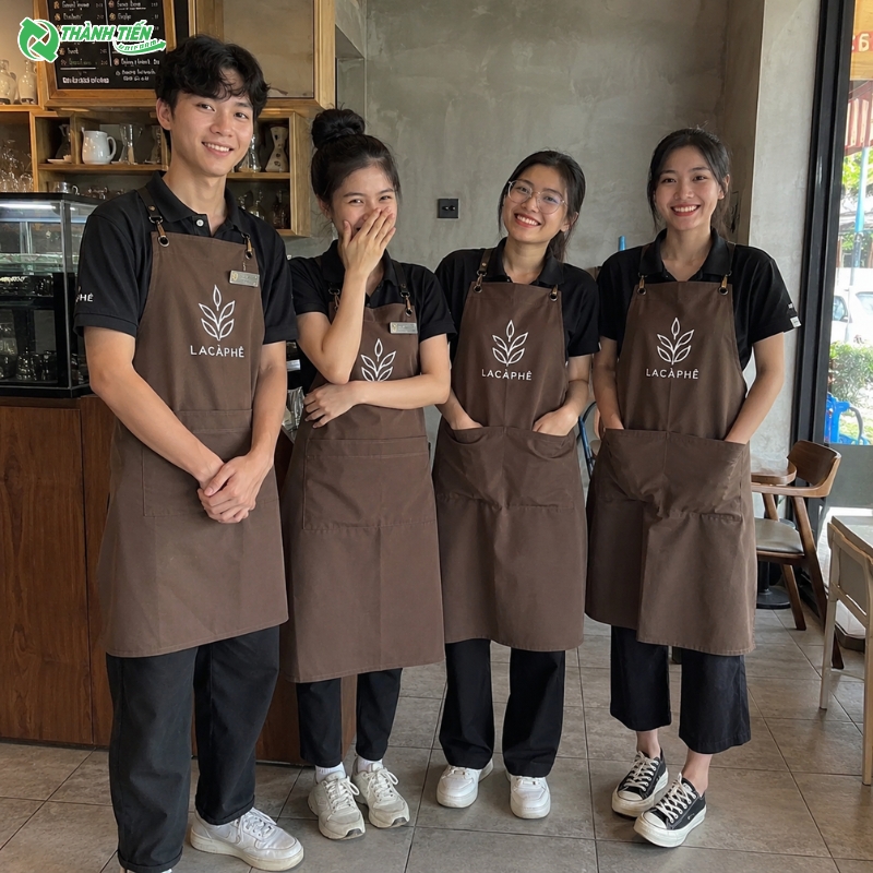 Mẫu tạp dề màu nâu phong cách vintage được nhiều quán cafe lựa chọn