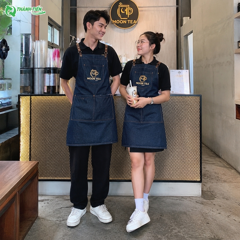 Mẫu tạp dề jeans trẻ trung phù hợp với các thương hiệu trà sữa hiện đại.