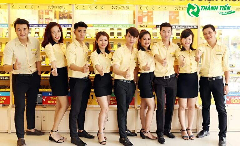 Đồng phục nhân viên nổi bật với tông màu vàng