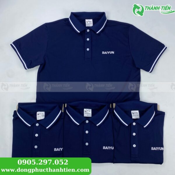 Áo được thiết kế với màu xanh dương đậm nổi bật