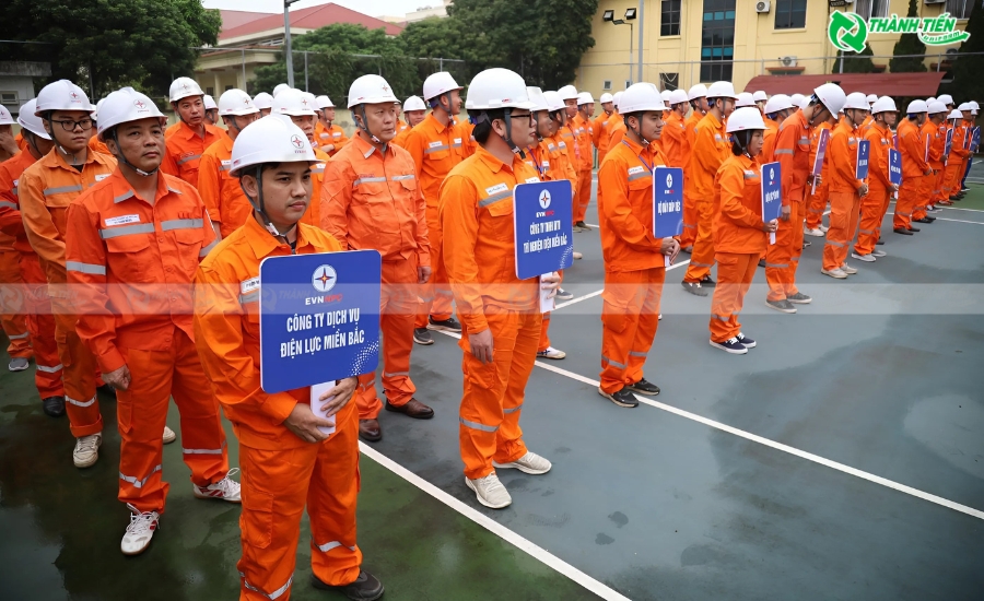Đồng phục công ty điện lực với màu cam nổi bật 
