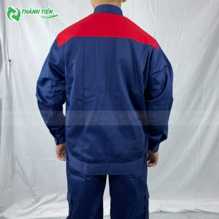 Mặt sau áo được phối thêm màu đỏ tạo điểm nhấn 