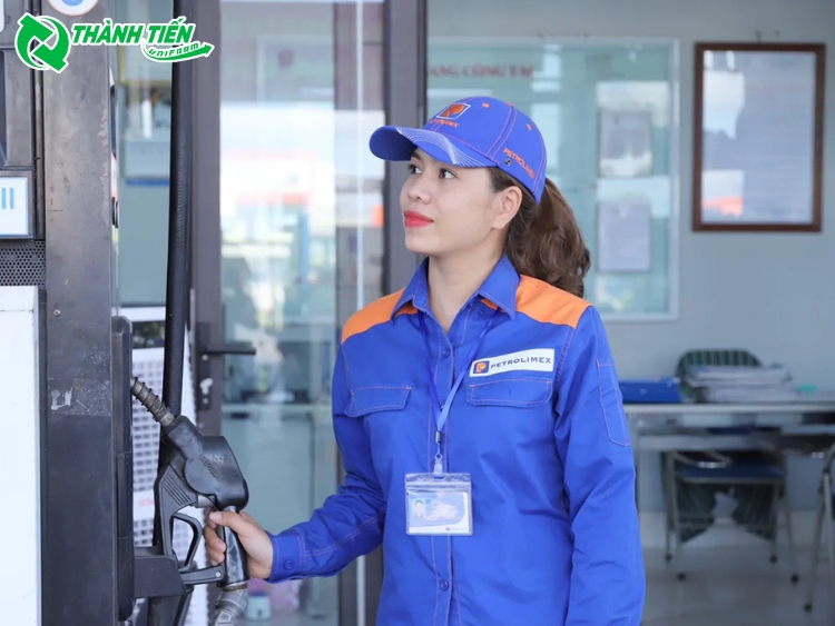 Đồng phục bảo hộ nhân viên xăng dầu thường được thiết kế với màu xanh dương