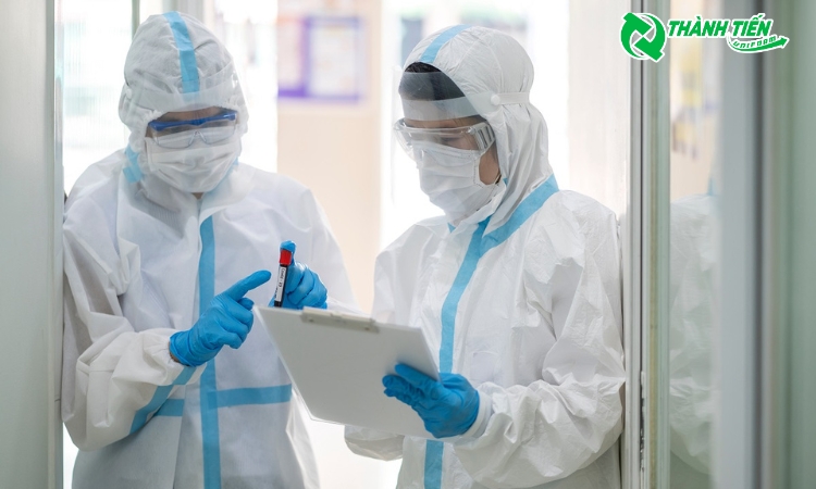 Đồng phục bảo hộ trong ngành y tế được thiết kế để ngăn chặn sự lây nhiễm