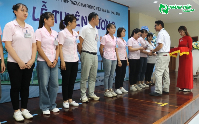 Mẫu áo sơ mi đồng phục màu hông cho nhân viên nữ 