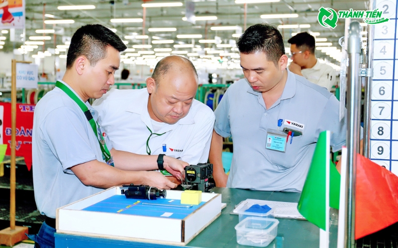 Áo sử dụng chất liệu thấm hút mồ hôi tốt đảm bảo sự thoải mái cho nhân viên 