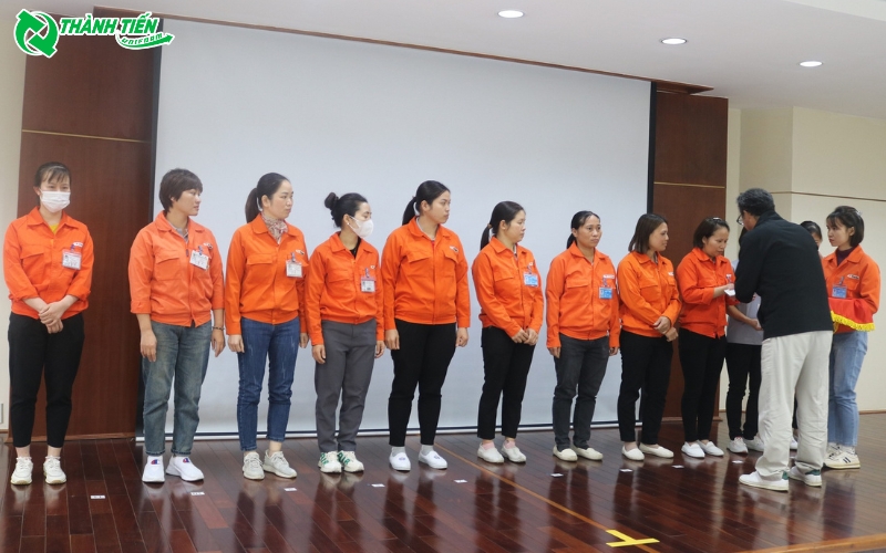 Đồng phục bảo hộ màu cam nổi bật với vải kaki mang lại sự thoải mái cho nhân viên.