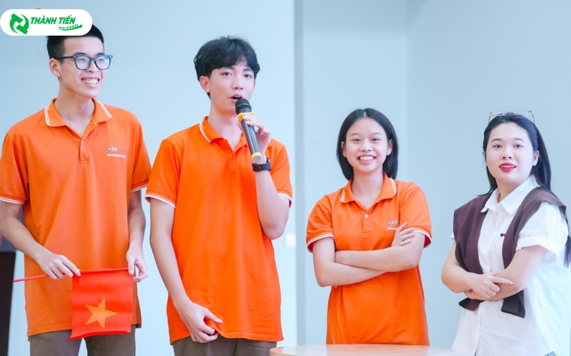 Áo FPT School sử dụng chất liệu vải thoáng mát giúp các bạn học sinh năng động, thoải mái