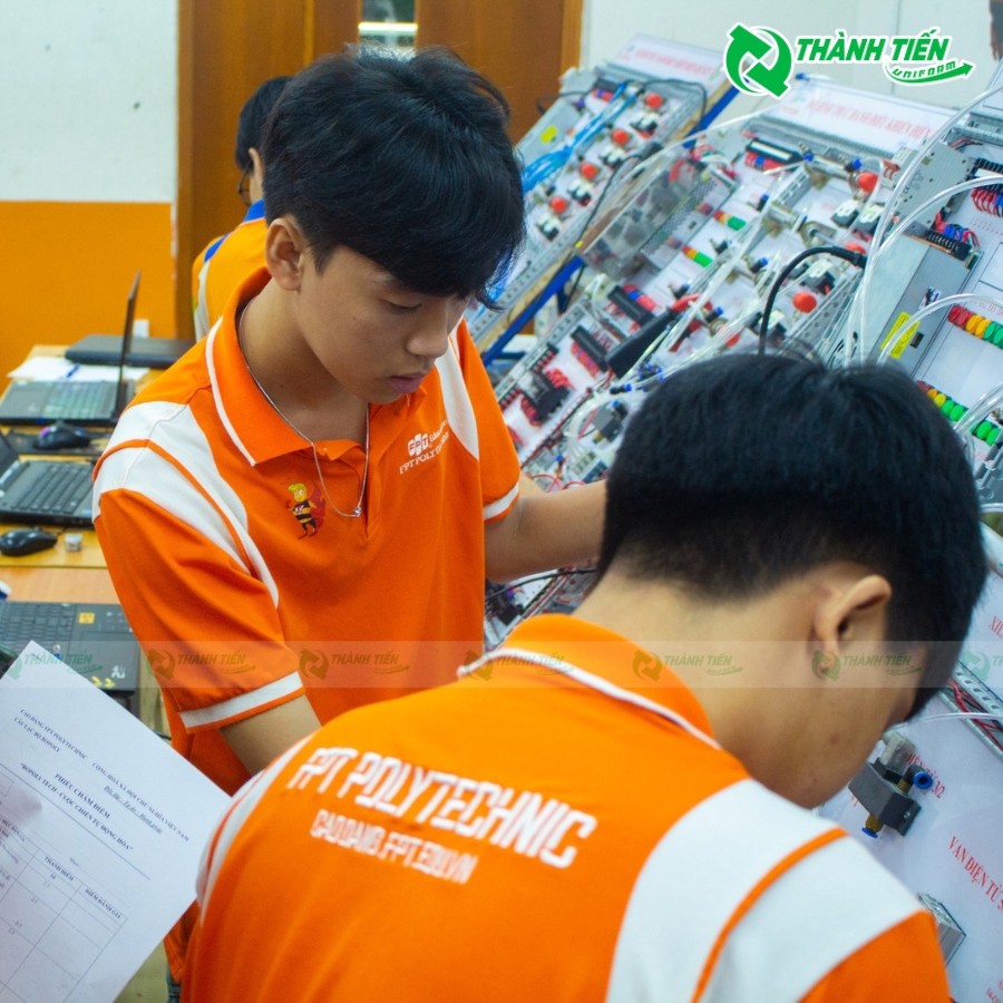 Logo FPT Polytechnic được thêu tỉ mỉ ở phía trước ngực và phía sau áo