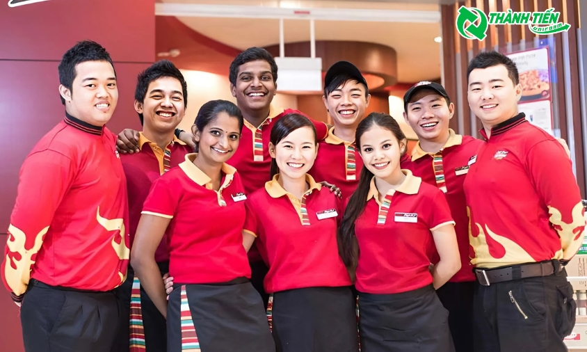 Đồng phục giúp nội bộ nhân viên nhà hàng khách sạn thêm gắn bó