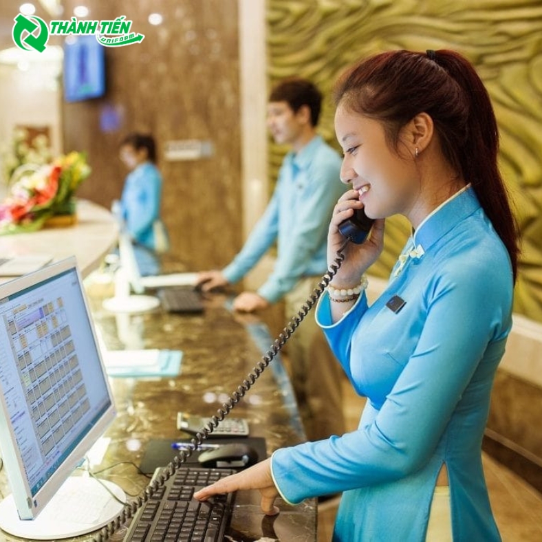 Đồng phục nhân viên lễ tân với áo dài truyền thống 