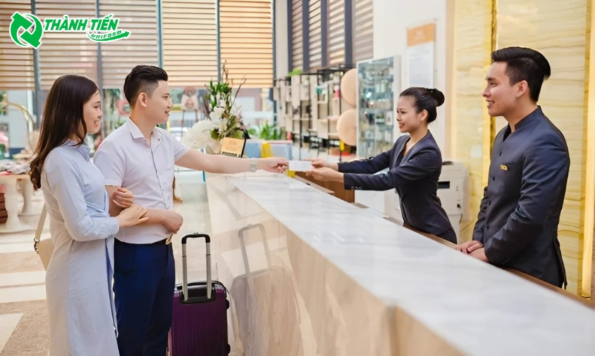 Đồng phục lễ tân với thiết kế áo vest cùng chân váy thể hiện phong cách hiện đại 