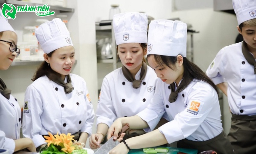 Áo đầu bếp sử dụng chất vải cotton với đặc điểm thấm hút mùi hôi tốt 