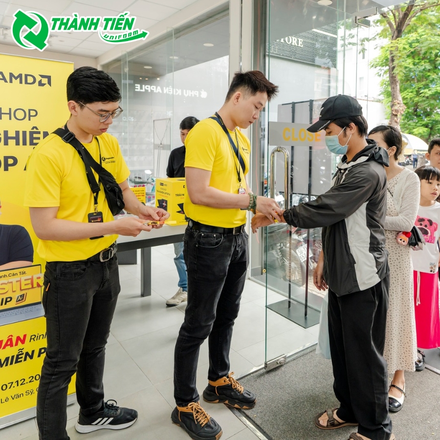 Áo sử dụng gam màu vàng và đen đặc trưng