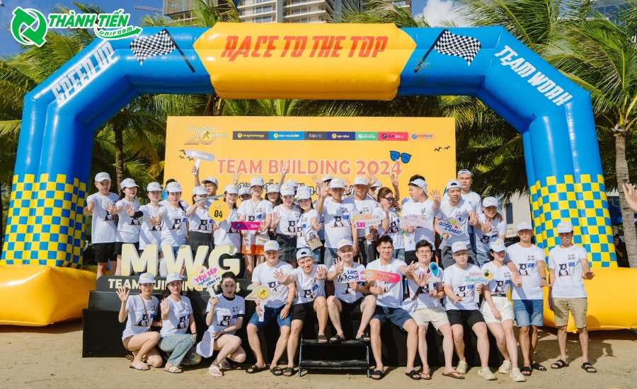 Áo đồng phục team building với thiết cổ tròn cùng gam màu trắng năng động