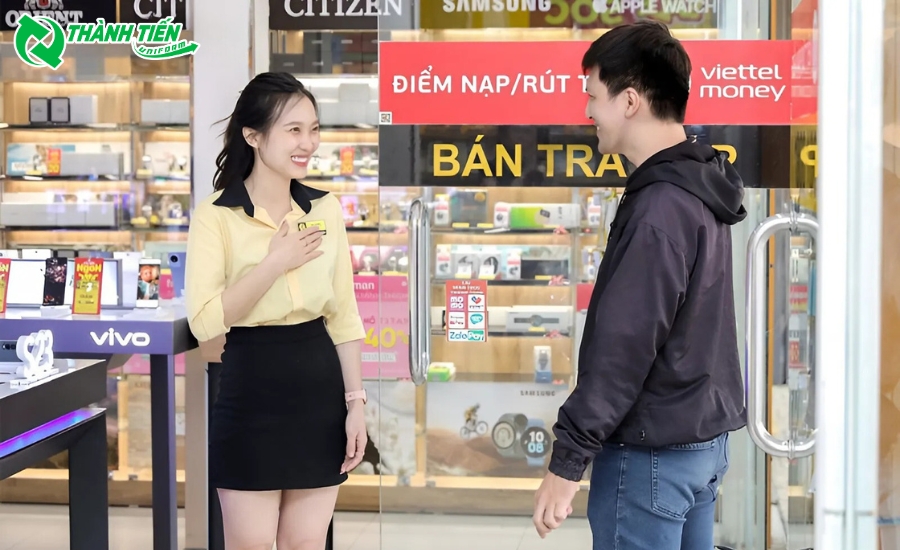 Nhân viên Thế Giới Di Động mặc đồng phục theo đúng quy định thể hiện sự chuyên nghiệp