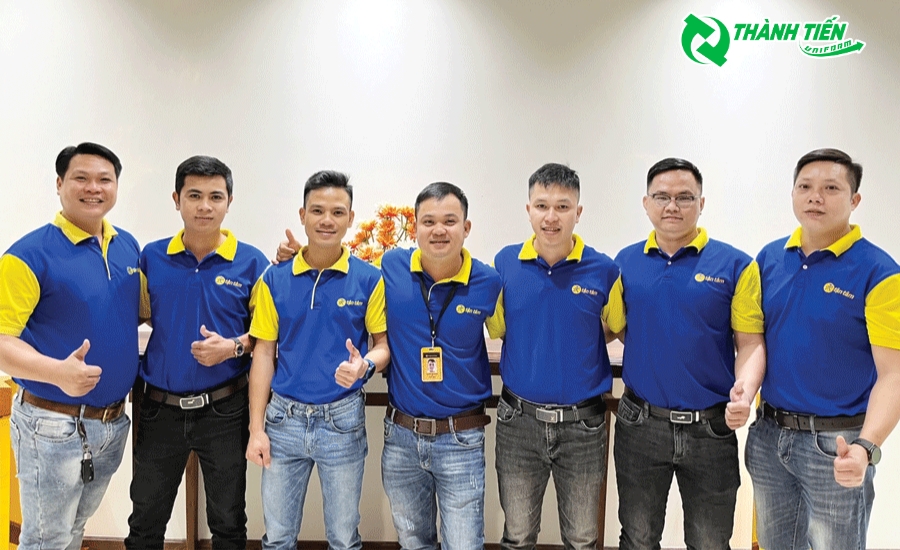 Logo thương hiệu được in nổi bật bên góc trái áo