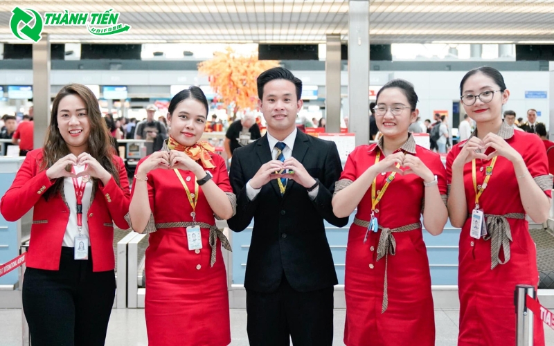 Váy đồng phục Vietjet nổi bật với tông màu đỏ của hãng