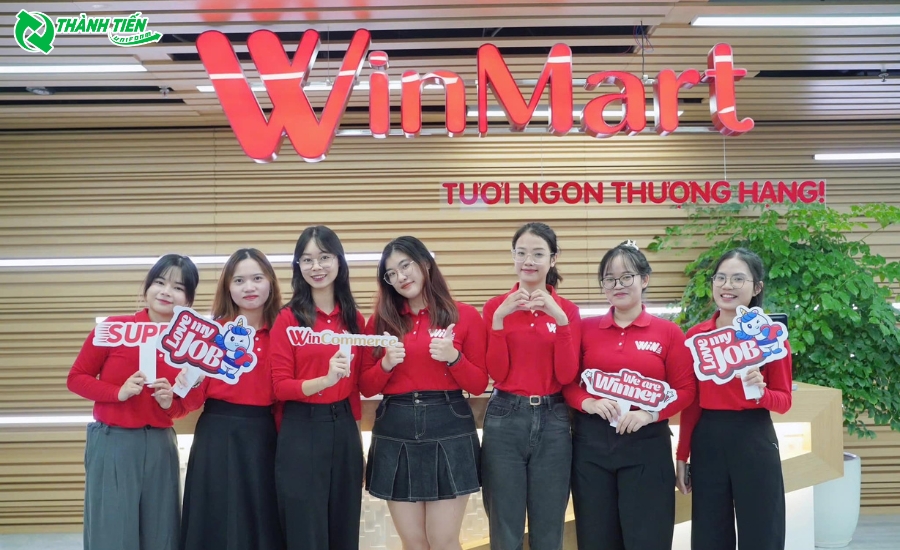 Đồng Phục Nhân Viên Winmart Nổi Bật Với Tông Mùa Đỏ