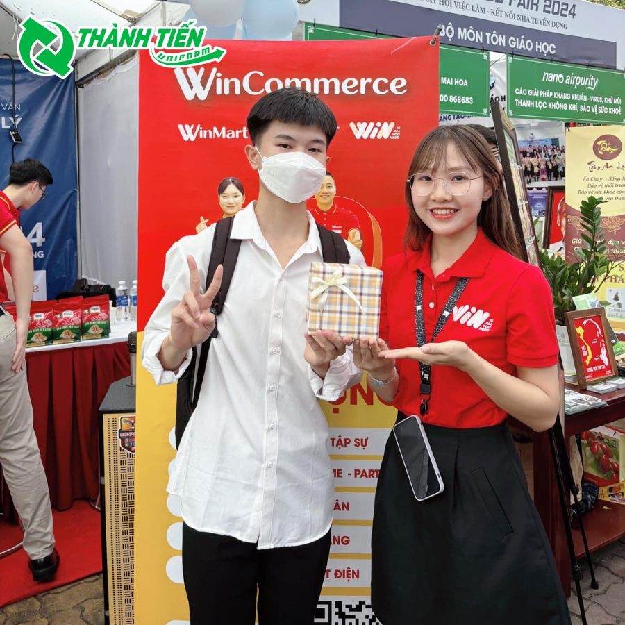 Đồng phục nhân viên được thiết kế trẻ trung với dạng áo polo