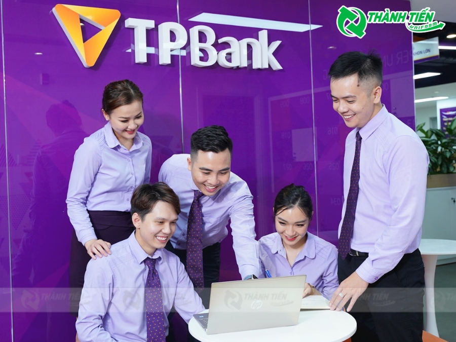 đồng phục nhân viên với tone màu tím đặc trưng, biểu tượng cho sự sáng tạo và đẳng cấp