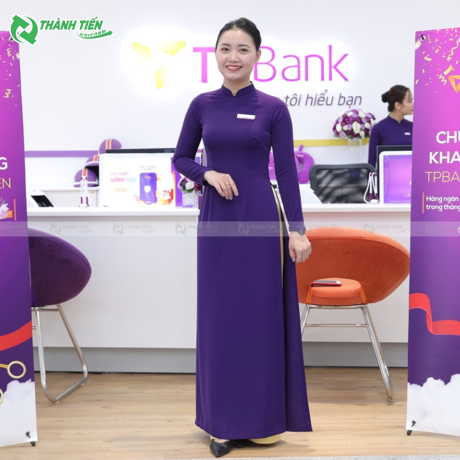 Áo dài có kiểu dáng cách tân, ôm sát cơ thể, giúp tôn lên vóc dáng