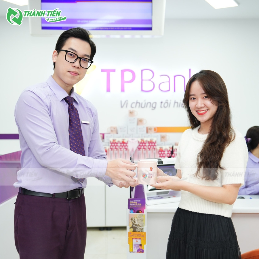 Áo sơ mi đồng phục nhân viên nam kết hợp với cà vạt màu tím đậm