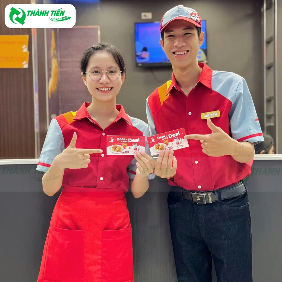 Mẫu áo quen thuộc của nhân viên tại cửa hàng Jollibee