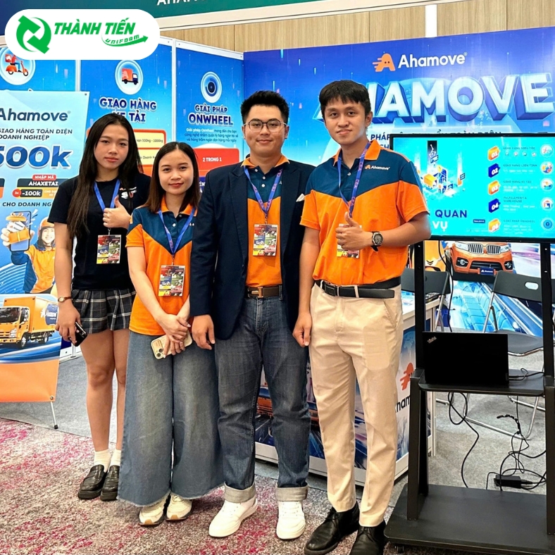 Đồng phục nhân viên Ahamove được thiết kế trẻ trung.