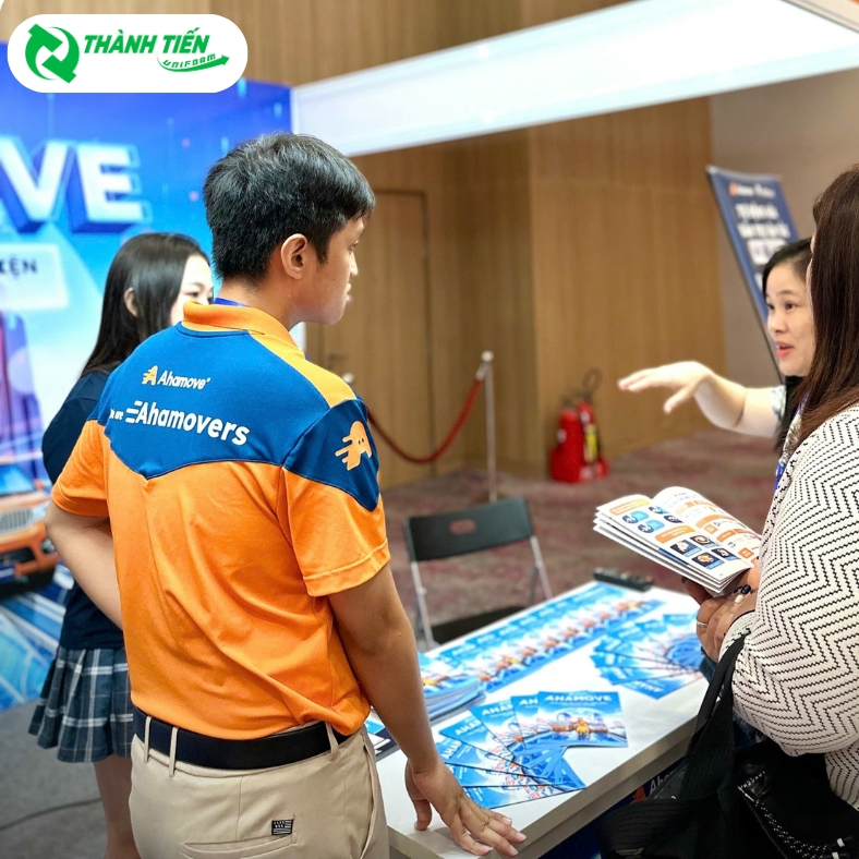 Slogan được in nổi bật phía sau áo