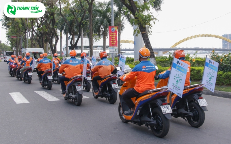 Mũ bảo hiểm với màu cam nổi bật