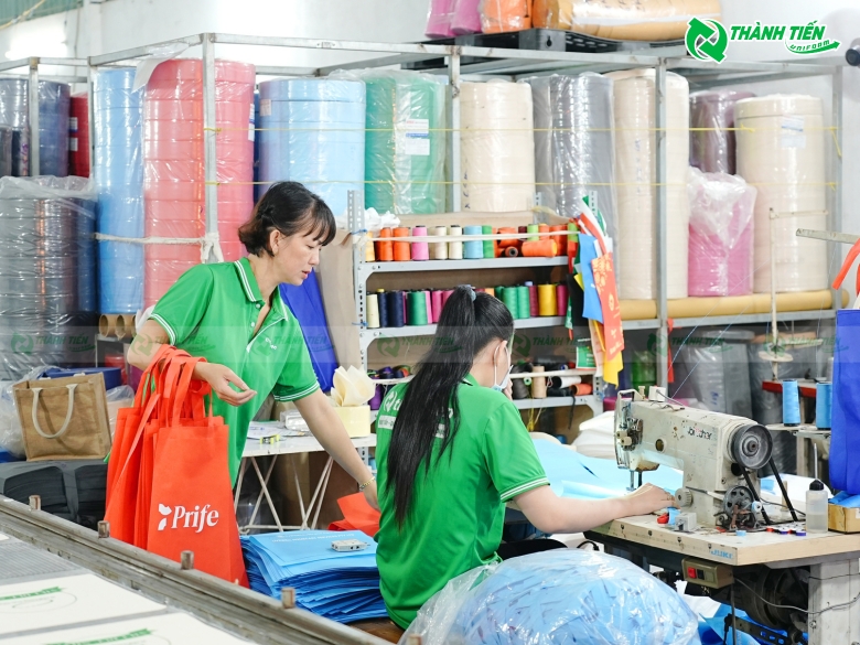 Thợ may với nhiều năm kinh nghiệm trong nghề 
