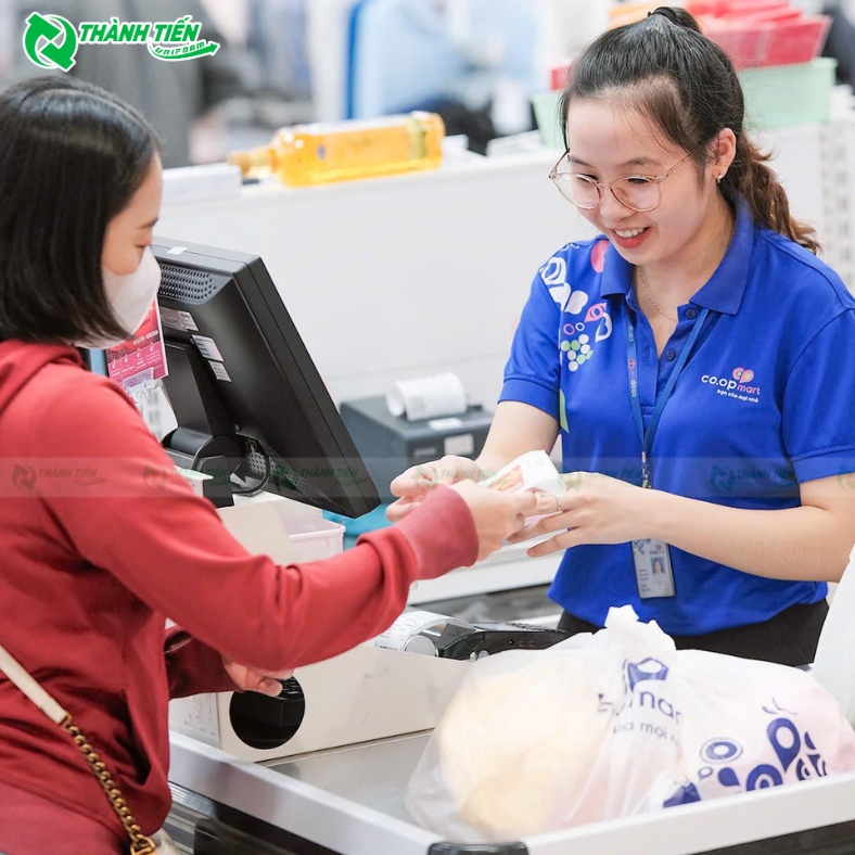 Mẫu áo đồng phục nhân viên bán hàng tại siêu thị Coopmart
