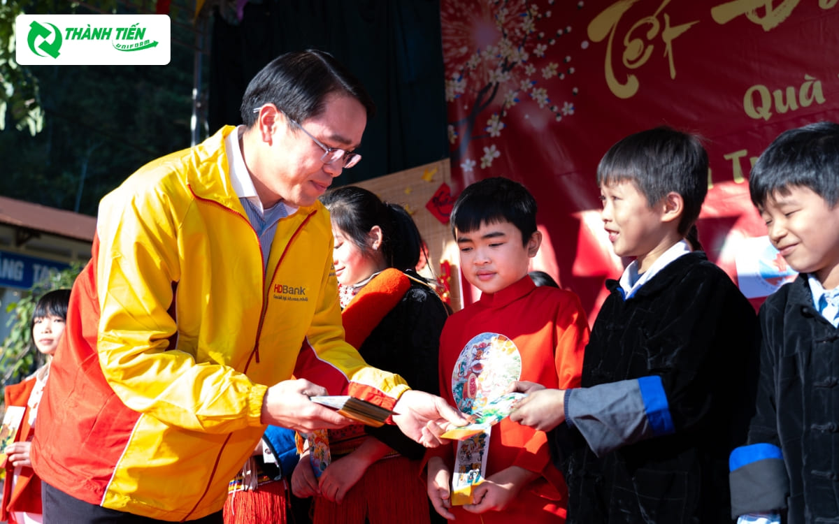 Áo khoác sử dụng tông màu vàng và đỏ nổi bật 