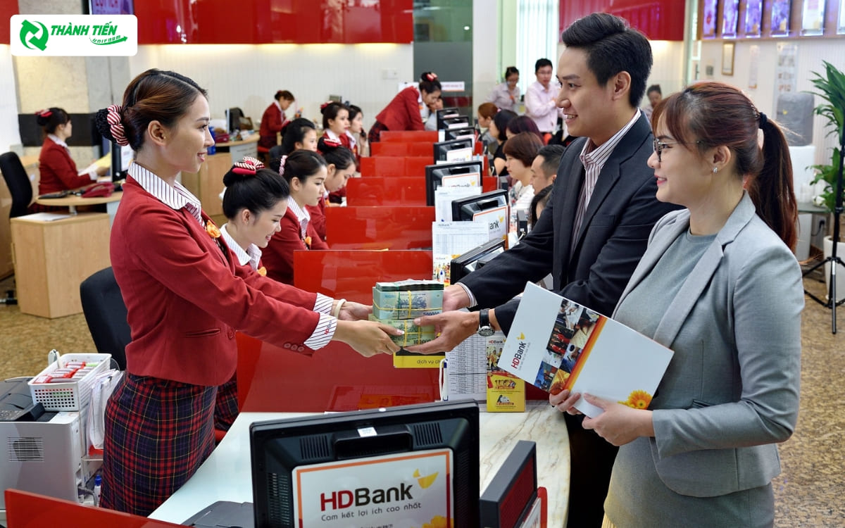 Mẫu đồng phục thể hiện sự sang trọng của thương hiệu 